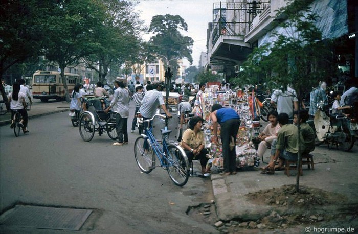 Vỉa hè Sài Gòn 1991.
